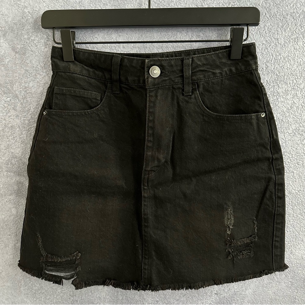 Forever 21 High-Waisted Distressed Denim Mini Skirt (NWOT) • Size: S